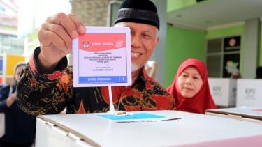 Warga Duri Kepa, Jakarta Barat, memberikan suaranya saat terjadi banjir